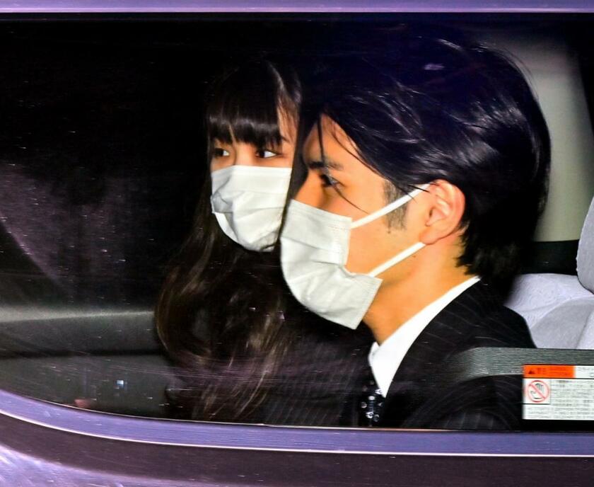 会見を終えて新居マンションに向かう小室夫妻（ｃ）朝日新聞社