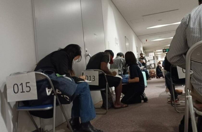 日本に入国。さまざまな書類のチェック、そして隔離が待っている（成田空港）