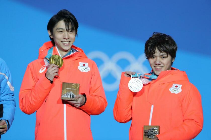 平昌五輪では羽生結弦（左）が金、宇野昌磨は銀でともに表彰台に上がった