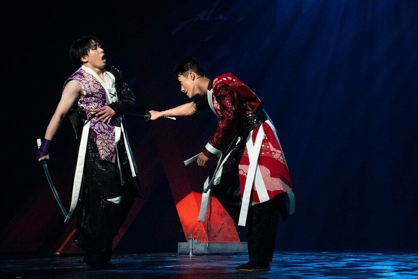 戦国をモチーフとした「三武将」では、岩本照が信長、深澤辰哉が秀吉、宮舘涼太が家康として、滝沢歌舞伎で培った立ち廻りで、舞台狭しと暴れまわった。岩本が信長さながらの表情で宮舘家康を斬る。舞台「祭 GALA」から(撮影/品田裕美)