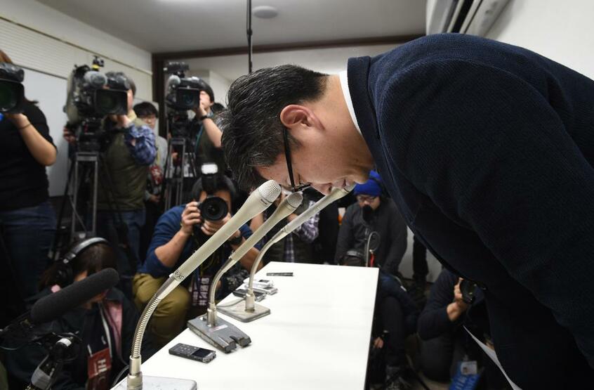 爆発事故を受け、記者会見で陳謝するアパマンショップリーシング北海道の佐藤大生社長=2018年12月18日、札幌市北区 (c)朝日新聞社