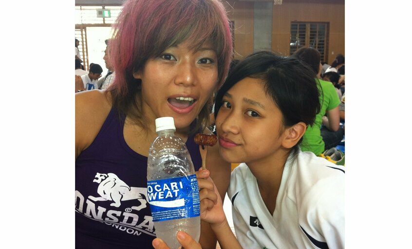 運動会で親子ツーショットを撮る花さん(右)と響子さん(写真:響子さん提供)