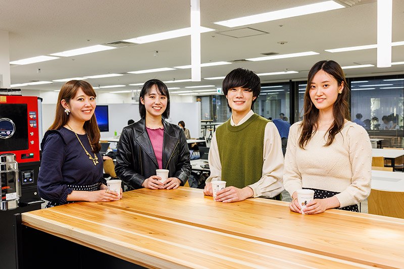 専攻の枠組みを越えて、互いの研究テーマやビジョンについて4人で語り合った<写真左から>
<br />橋本碧さん工学院大学大学院 建築学専攻 修士2年(東京都立 八王子東高等学校出身)建築構造分野 山下哲郎研究室に所属。研究と並行し、国内外に拠点を有する構造設計事務所で経験を積む森野麻衣子さん
<br />工学院大学大学院 機械工学専攻 博士後期課程3年(東京都 大妻中野高等学校出身)高分子材料研究室に所属。環境負荷の低いバイオマスプラスチックの開発に取り組み、民間企業との共同研究などを手掛ける田坂太樹さん工学院大学大学院 建築学専攻 修士2年(大阪府立 豊中高等学校出身)設計・意匠分野 冨永研究室に所属。歴史的建造物の解釈と再編をテーマにした「秘めたる重層性の解放」で2021年度卒業研究最優秀賞白土百合子さん工学院大学大学院 機械工学専攻 修士1年(福岡県 福岡雙葉高等学校出身)航空熱流体工学研究室に所属。外部の宇宙研究機関の共同研究員として火星ロケットの飛行特性を研究している