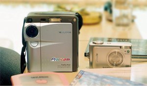 右が、ホームページやミニ写真集「マイブック」の撮影に使っているフジFinePix F10。左は、インスタントカメラ「チェキ」の伝統を受け、世界で初めてプリンターを搭載したデジタルカメラ、プリンカム。チェキを愛用していた益子さんには、海外旅行などで重要なコミュニケーションツールとなっている。