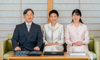 雅子さま「ご近影」に愛子さまが7年ぶりに戻ってきた 大学卒業後にご両親を助ける第一歩か