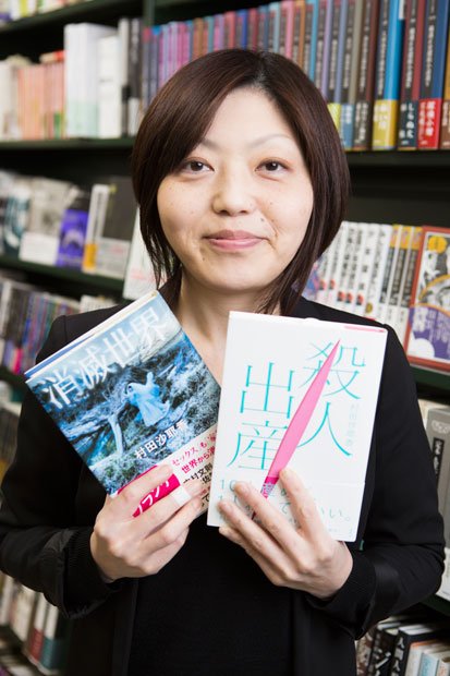 新井見枝香さんおすすめのディストピア小説は、『殺人出産』(2014年)、セックスも家族も消えていく世界を描く『消滅世界』(15年)。いずれも村田沙耶香の作品(撮影/写真部・大野洋介)