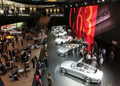 フランクフルトショーのホール2、吹き抜けのメルセデスブース。壇上には新型Sクラスクーペ等(Photo by Kenji Momota)