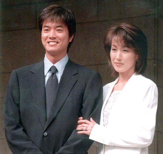 高知東生容疑者と妻の高島礼子=1998年撮影（ｃ）朝日新聞社