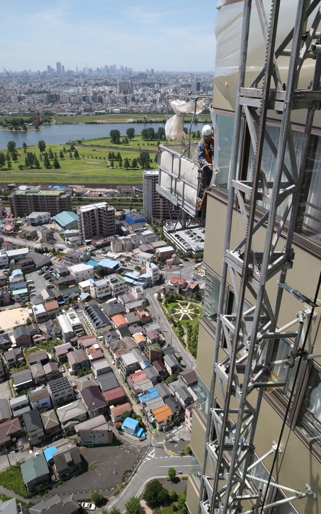 超高層マンションの大規模修繕の様子。写真はイメージ。（C）朝日新聞社