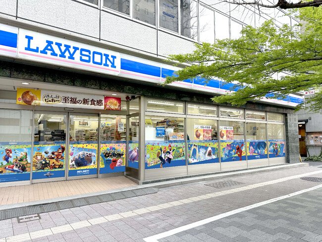写真・図版(1枚目)| ユニバーサル・スタジオ・ジャパン×ローソン 初の特別ラッピング店舗が期間限定 オープン パークの仲間たちと一緒に超元気なエンターテイメント体験を!