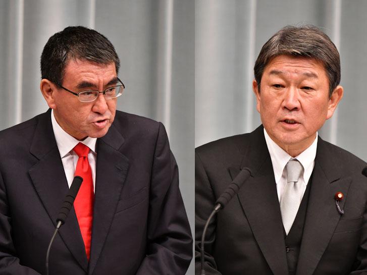 河野防衛相（左）と茂木外相。内閣改造で日韓関係は悪い方向へいく可能性も　（ｃ）朝日新聞社