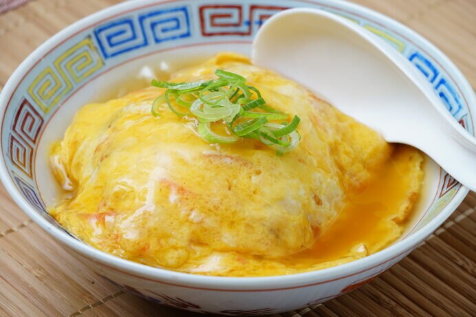 ふわとろの半熟卵が美味しい天津蕎麦。お好みでねぎなどの香味野菜をトッピングしてお召し上がり下さい！
