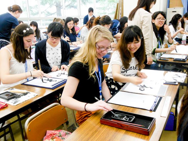 昭和女子大学で、留学生を対象に開催される多分化協働プロジェクトの授業。日本文化の体験では、日本人学生が外国人留学生をサポートする（写真：昭和女子大学提供）
<br />