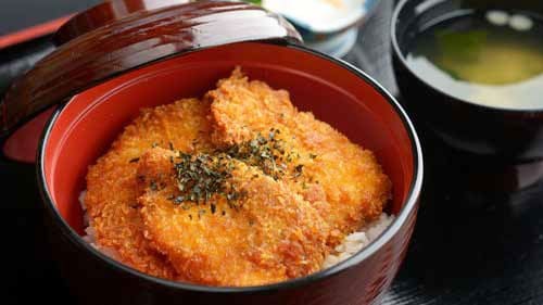 新潟市のＢ級グルメ「タレかつ丼」。薄めの衣のカツと程よい甘さがある醤油ダレが絶妙にマッチしてご飯が止まらない一品！