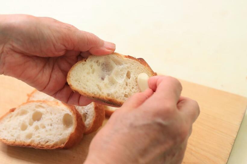 【ワンポイントアドバイス】ブルスケッタのパンにはニンニクの香りを丁寧にこすり付ける　（撮影／写真部・松永卓也）