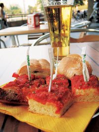 ミラノで撮影。旅のエッセーや著書が多い国井さんにとって、食事は被写体として必須アイテム。デジカメの接写力を生かして、においが漂ってくるようだと好評だ