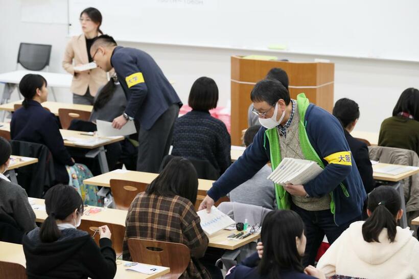 入試は長丁場なので、体調管理も大切な要素になってきます／２０１８年１月１３日、大阪大学で　（ｃ）朝日新聞社
<br />