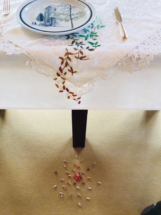 高田安規子・政子《葉》2015年 刺繍したテーブルクロス、刺繍絹糸