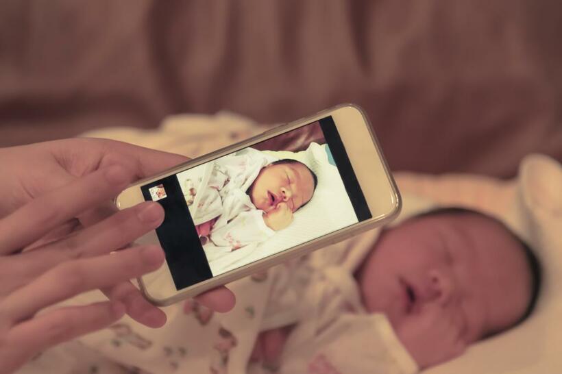 眠りにスマホのライトはNGです（写真／gettyimages）