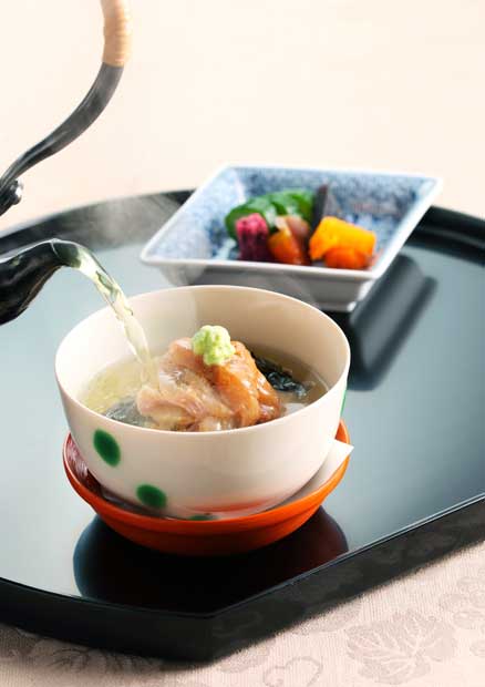 銀座吉兆の「鯛茶漬け」／吉兆創業以来のメニューだという鯛茶漬け。全国から、その時期もっともおいしい鯛を取り寄せ、濃厚な白ゴマクリーム、醤油、煮切りを合わせたタレにつける。茶漬けのお茶は、香ばしい煎茶に塩味をつけたもの。鯛茶漬け１人前５０００円（税・サ別）　（撮影／倉田貴志）
