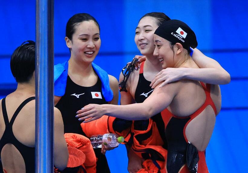 池江選手（右から2人目）は東京五輪女子400メートルメドレーリレーで8位入賞を果たし、仲間と抱き合って喜んだ（c）朝日新聞社