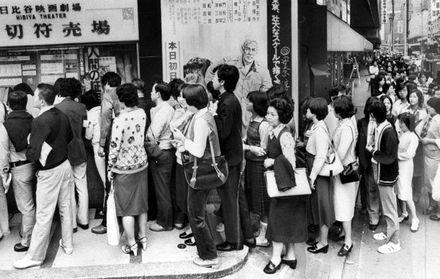 第２作「人間の証明」公開初日。東京・日比谷の映画館には朝早くから行列ができた（１９７７年）　（c）朝日新聞社