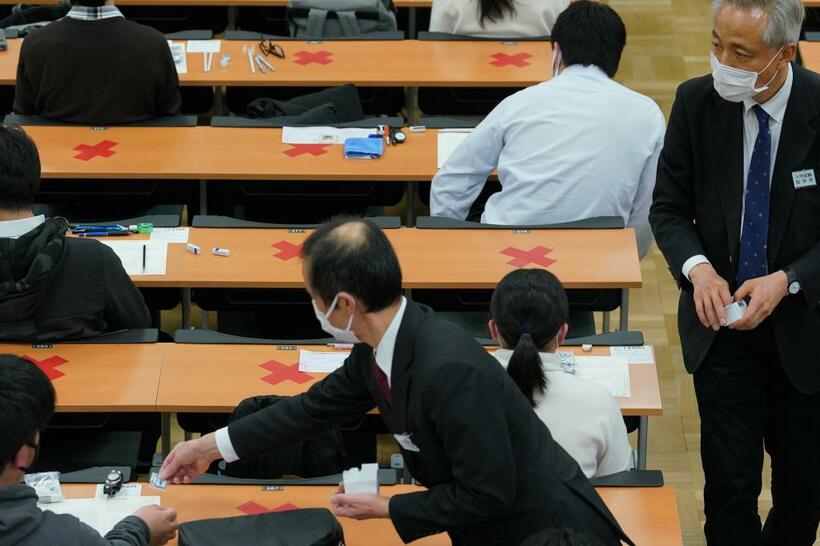 1月16日に東京都内の試験会場で行われた英語（リスニング）の試験（Ｃ）朝日新聞社