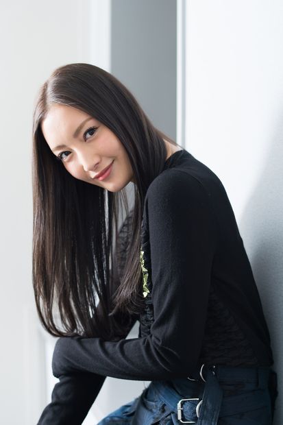 俳優　菜々緒（ななお）／１９８８年、埼玉県生まれ。２００９年から本格的に芸能活動を始め、同年、「第７回ミス東京ガールズコレクショングランプリ」受賞。１２年、「主に泣いてます」（フジテレビ系）でテレビドラマ初出演にして初主演。「Ａ　ＬＩＦＥ～愛しき人～」（ＴＢＳ系）は毎週日曜夜９時から、ＮＨＫ大河ドラマ「おんな城主　直虎」は毎週日曜夜８時から放映中。公開待機作に映画「銀魂」がある（スタイリング／ＤＡＮ、ヘア＆メイク／吉田真妃［クララシステム］、撮影／写真部・岸本絢）