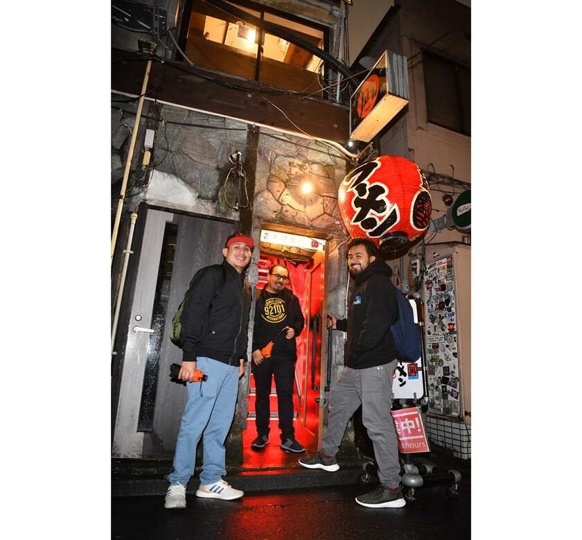 サンディエゴから来た３人組。新宿ゴールデン街でラーメンを食べて、ご満悦　（撮影／写真部・東川哲也）