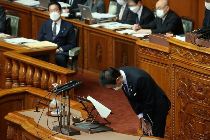 国会で、自身の発言を撤回し謝罪する葉梨康弘法相