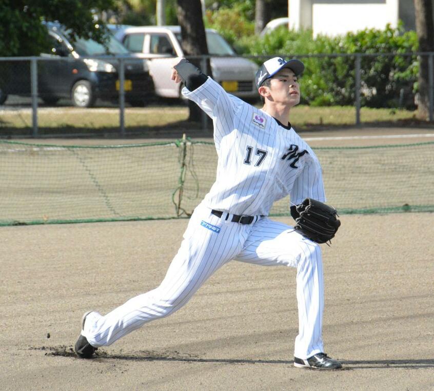 キャンプでキャッチボールするロッテの佐々木朗希 (c)朝日新聞社