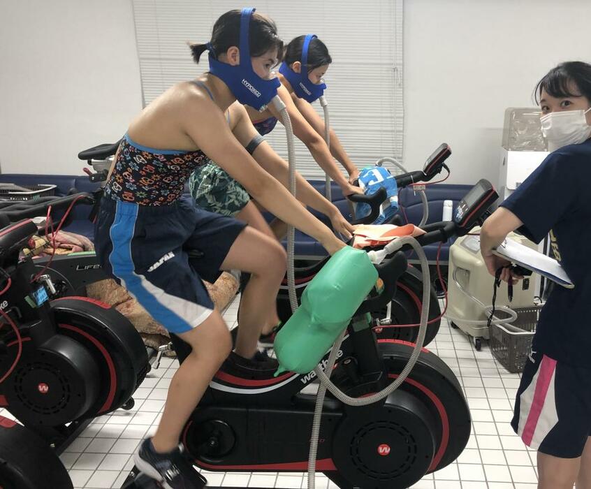 低酸素発生装置を使ってトレーニングをする東洋大水泳部員=撮影・平井伯昌