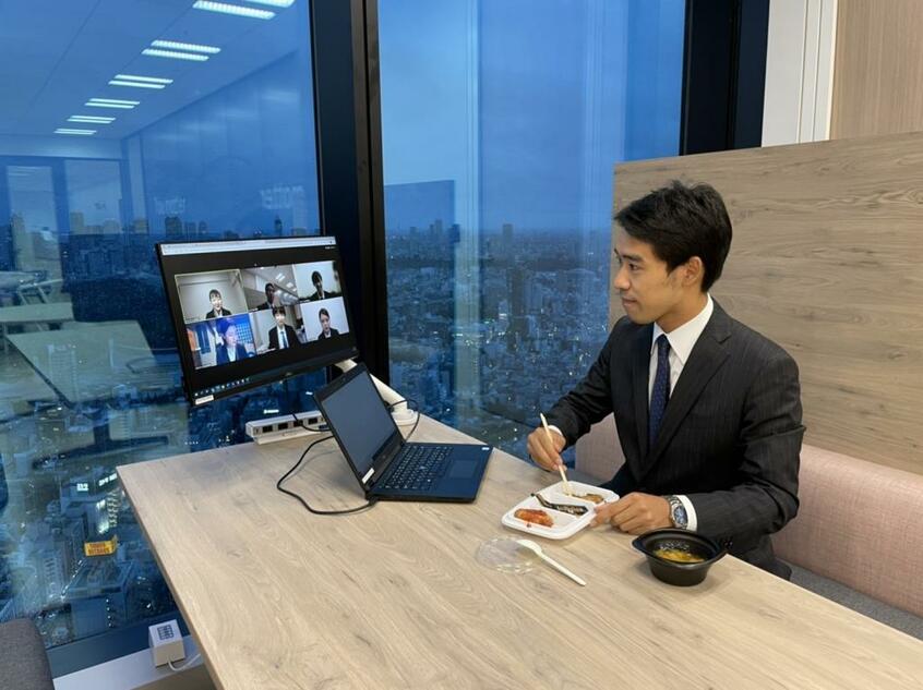 「オフィスおかん仕送り便」は「内定式のオンライン懇親会（写真）など、社内のちょっとしたイベントでのスポット利用も増えています」とＯＫＡＮ代表の沢木恵太さん。離れていても同じ食事を通じて会話のきっかけができると好評だ（ＯＫＡＮ提供）