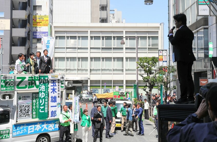 「つばさの党」は他陣営の演説中に、マイクを使って大音量で話すだけでなく、選挙カーのあとを車でつけ、マイクで発言し続けた