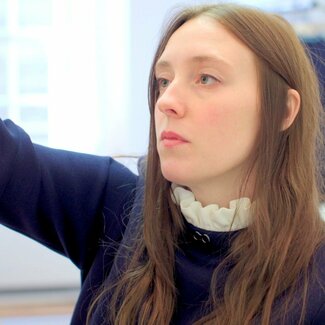 英国最優秀新人デザイナーが、大量消費促すファッション業界の常識に挑む一作「ファッション・リイマジン」