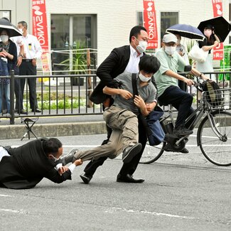 「政治的テロリズム」よりも「社会的承認」 安部元首相殺傷事件から変わった権威に対する暴力の動機
