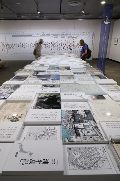 司馬遼太郎展では多くの著作が地図や資料とともに展示されている（撮影／写真部・小林修）