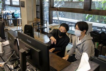 建築のアイデアは、意外にも言葉から作るという。「矛盾している言葉を作ることが多いですね。懐かしい未来、とか」。スタッフとミーティングを重ね、アイデアをブラッシュアップしていく(撮影/今村拓馬)