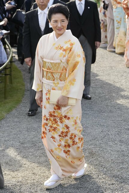 秋の園遊会】雅子さまは別格の「錦秋の美」の訪問着 愛子さまは「百花繚乱」の振袖で | AERA dot. (アエラドット)