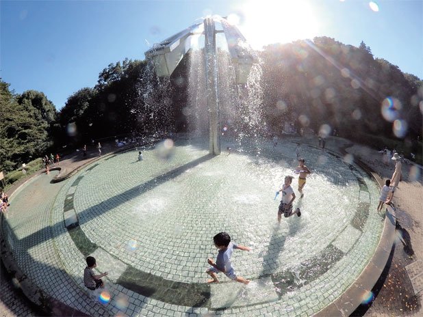 片方は池のほとりに、もう片方は自撮り棒をつけてハイアングルで同時撮影した。防水ならではの撮影を楽しめる
<br />