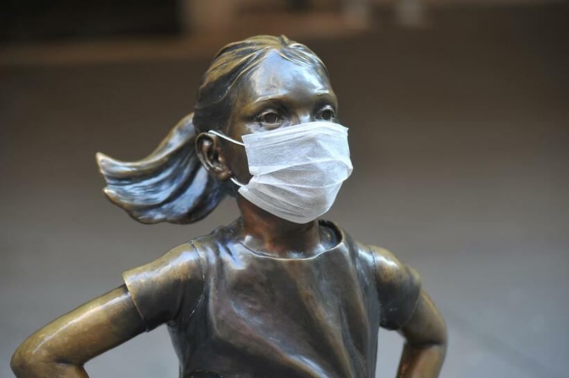 ニューヨーク証券取引所に対峙し、ウォール街の象徴となっている「恐れを知らない少女像」にも新型コロナウイルス予防のためのマスクが掛けられていた（写真：ｇｅｔｔｙｉｍａｇｅｓ）