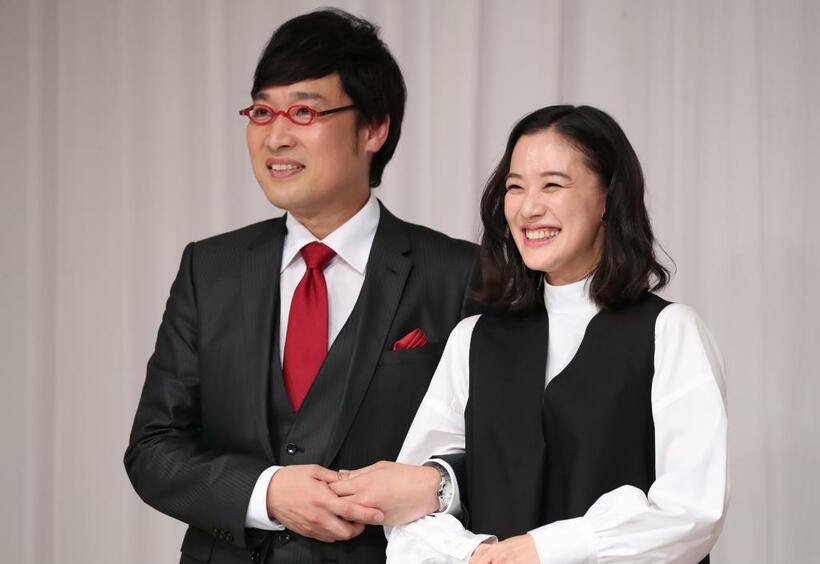 新婚の山里亮太と蒼井優（C）
<br />朝日新聞社