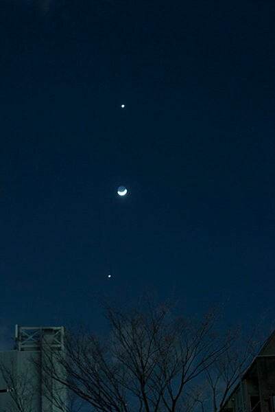 夜空を彩る「金星」「月」木星」の縦列（上から）