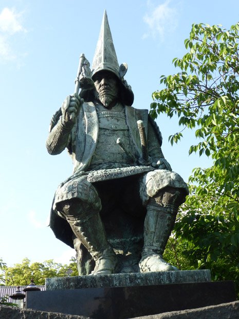 熊本城を守るように鎮座する加藤清正の銅像