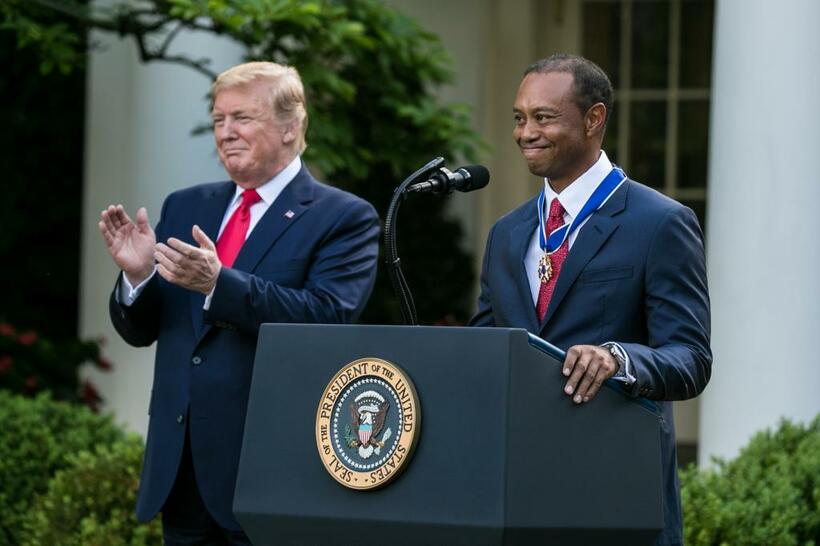 トランプ米大統領から大統領自由勲章を授与されたタイガー・ウッズ選手は、にこやかに演説した／５月６日、ワシントンで　（ｃ）朝日新聞社
<br />