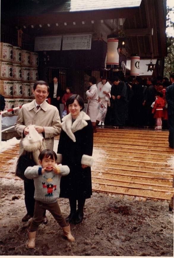 富山の日枝神社へ家族で初詣＝1985年ぐらい（提供）