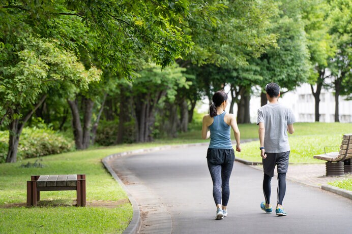 走るよりも歩くほうが同じ運動量でも体への負担が少なくて済みます