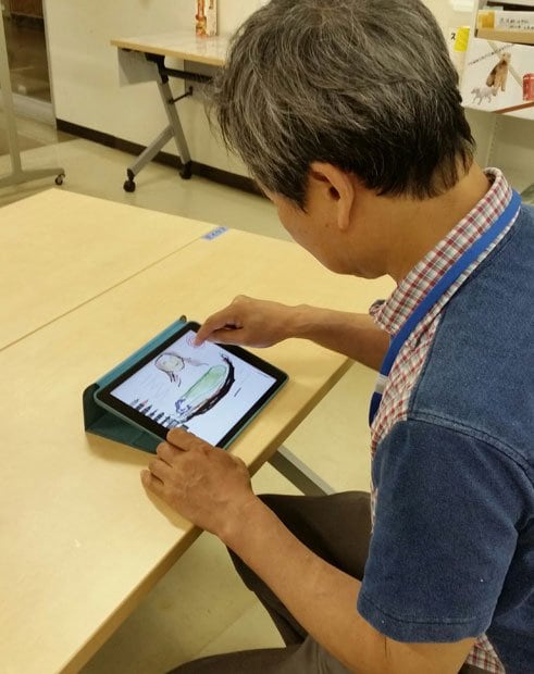 ｉＰａｄで最近は色彩豊かな絵が自由自在に描けるようになった（写真：本人提供）