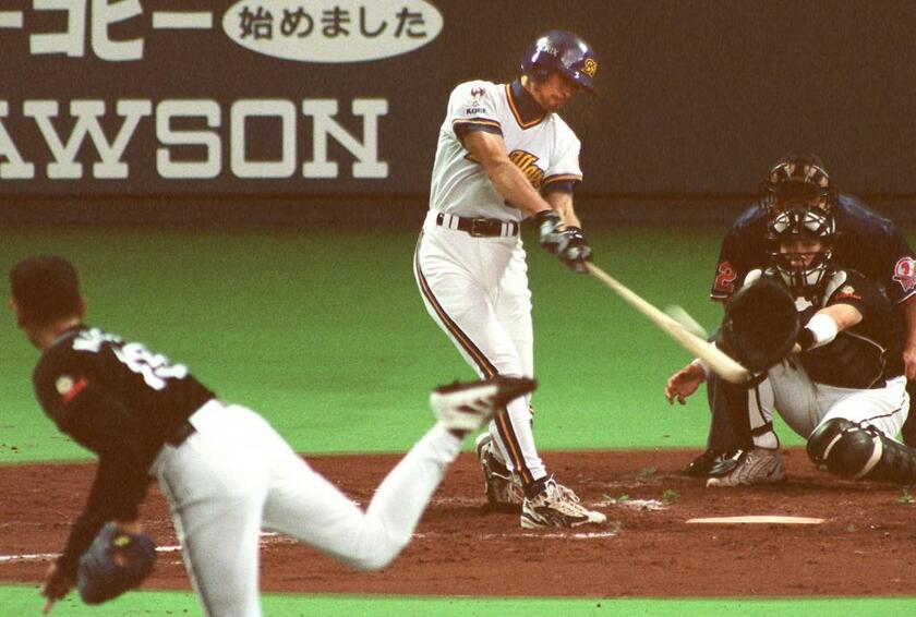 右越え本塁打を放つイチロー（1996年）　（ｃ）朝日新聞社