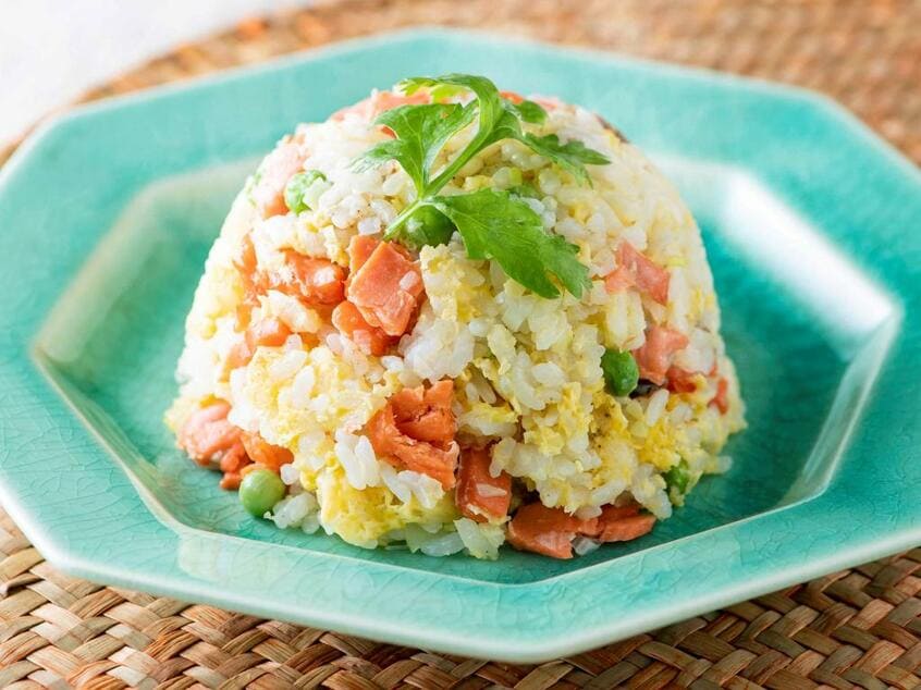 ヘルシーな炒めないチャーハン(撮影・戸高慶一郎)